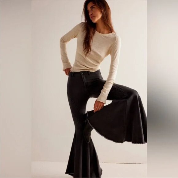 04 Free People We The Free Twirl On Mid-Rise Crop Flare Jeans NWT Sizes 24 & 26 - Picture 4 of 4